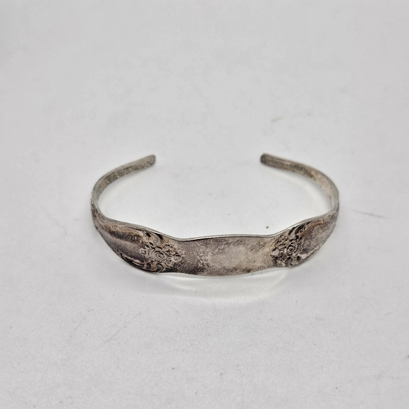 Oneida cuff bracelet silver tone - Picture 3 of 4
